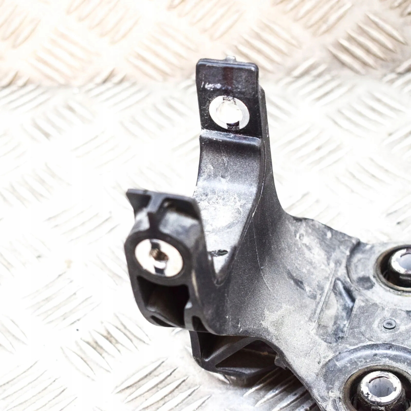 Support de fixation compresseur clim Ford Mustang Mach-E LJ9H19F669AE image 3