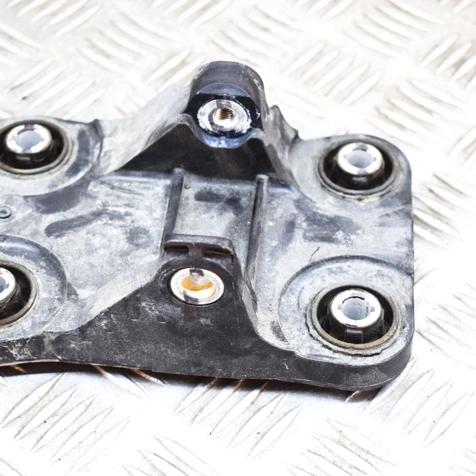 Support de fixation compresseur clim Ford Mustang Mach-E LJ9H19F669AE image 4