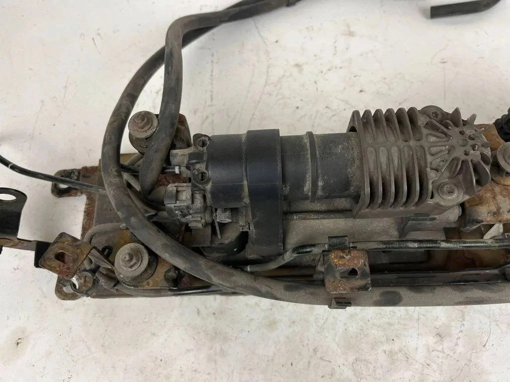 Compressor Suspensão Maserati Levante SUV Usado image 3