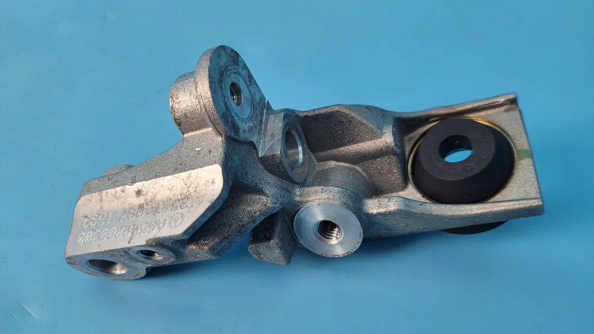 Soporte Motor Mercedes GLC A6542200300 Usado image 4