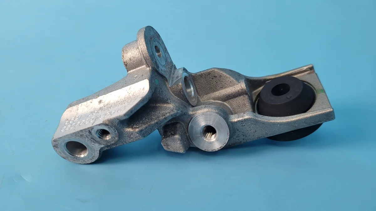 Soporte Motor Mercedes GLC A6542200300 Usado image 9