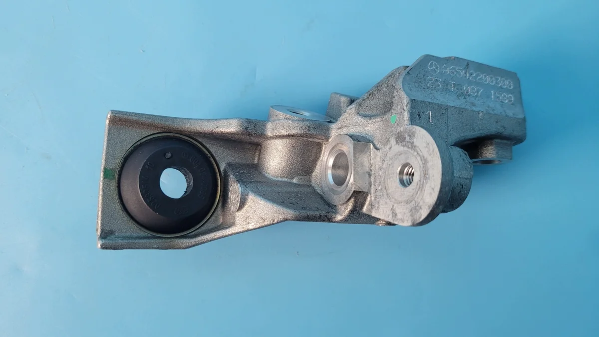 Soporte Motor Mercedes GLC A6542200300 Usado image 10