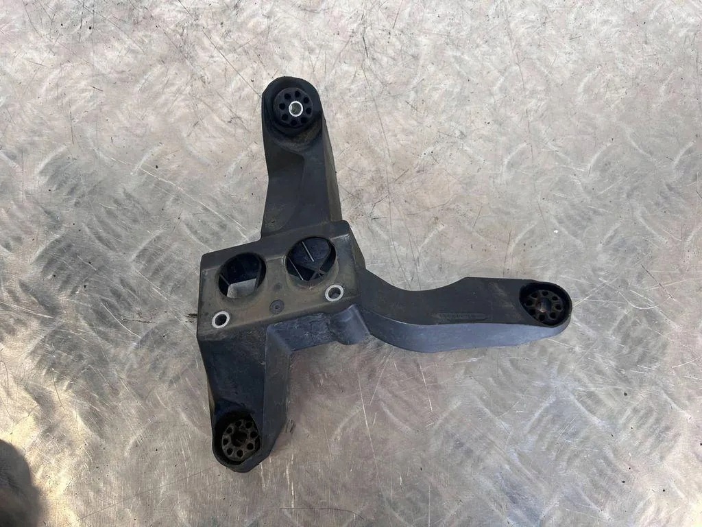 BMW 2 F46 Supporto Pompa ABS 6851604 image 2