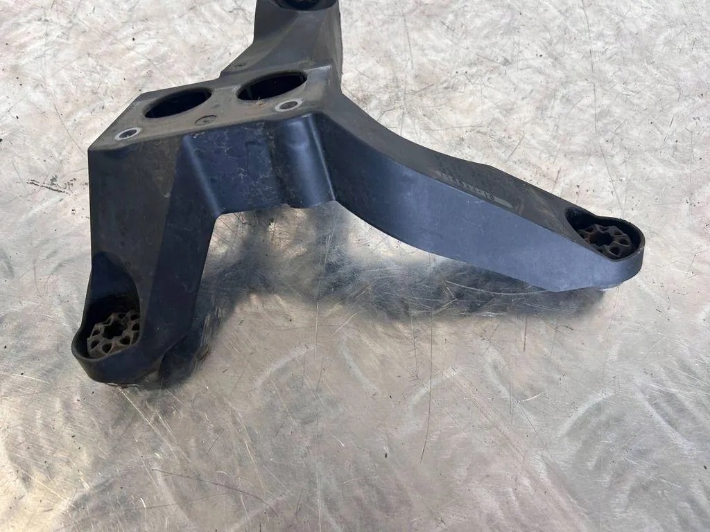 BMW 2er F46 ABS-Pumpenhalterung OEM 6851604
