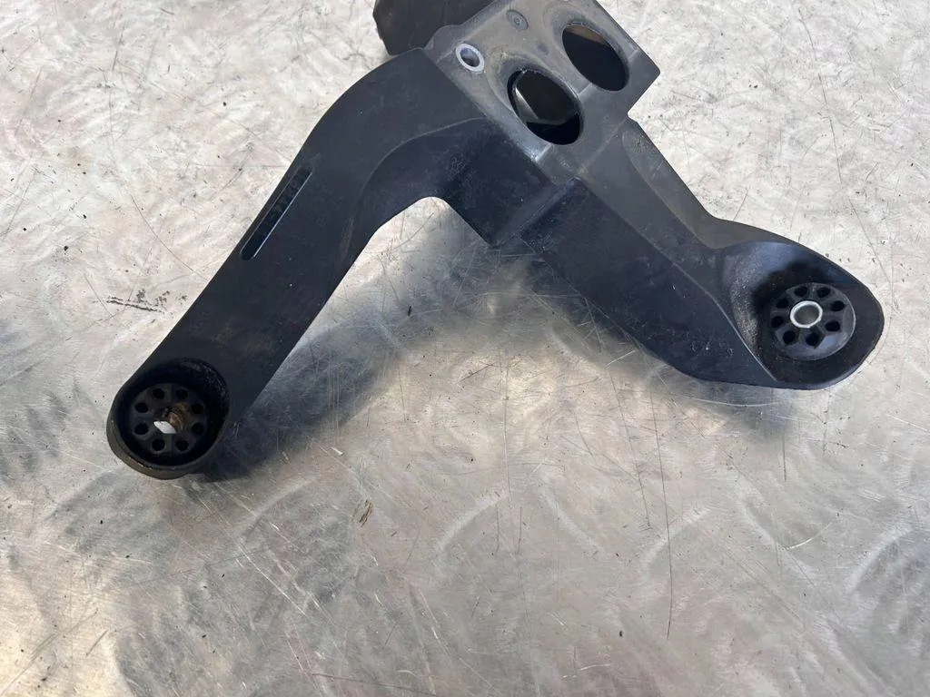 BMW 2 F46 Supporto Pompa ABS 6851604 image 3