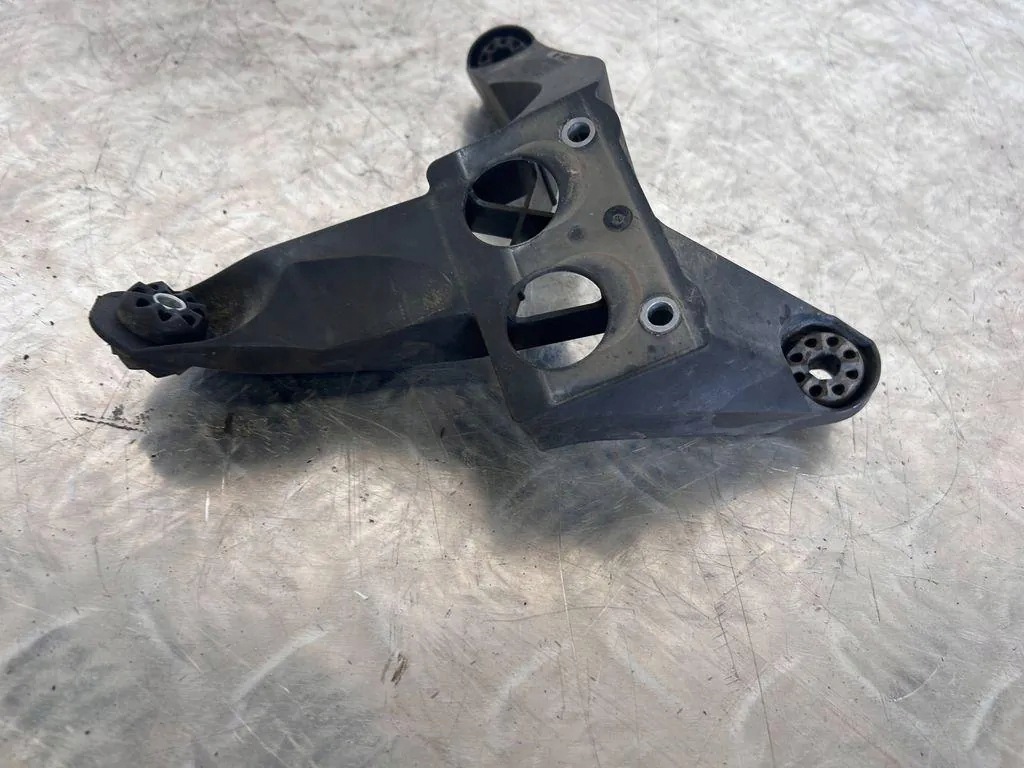 BMW 2 F46 Supporto Pompa ABS 6851604 image 4
