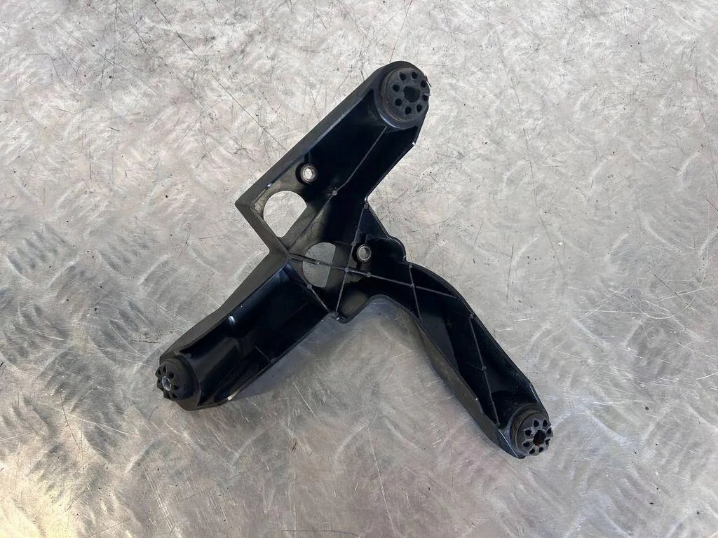 BMW 2 F46 Supporto Pompa ABS 6851604 image 5