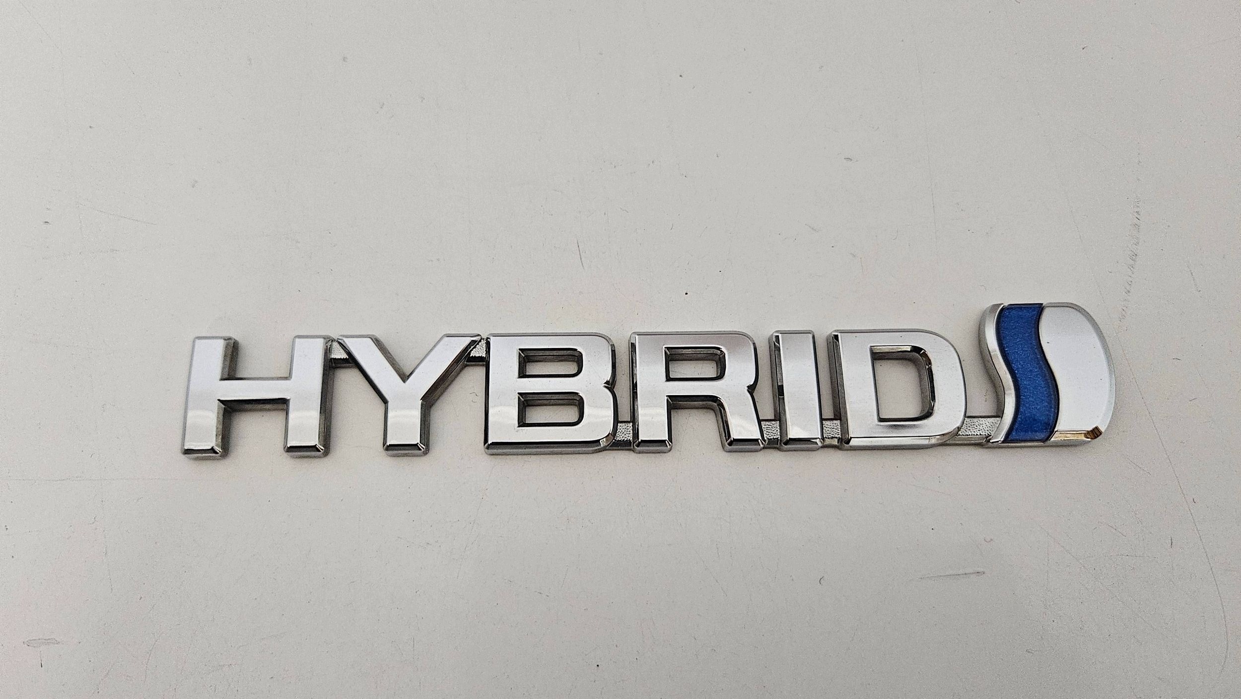 Toyota Camry Hybrid lokasuojan merkki