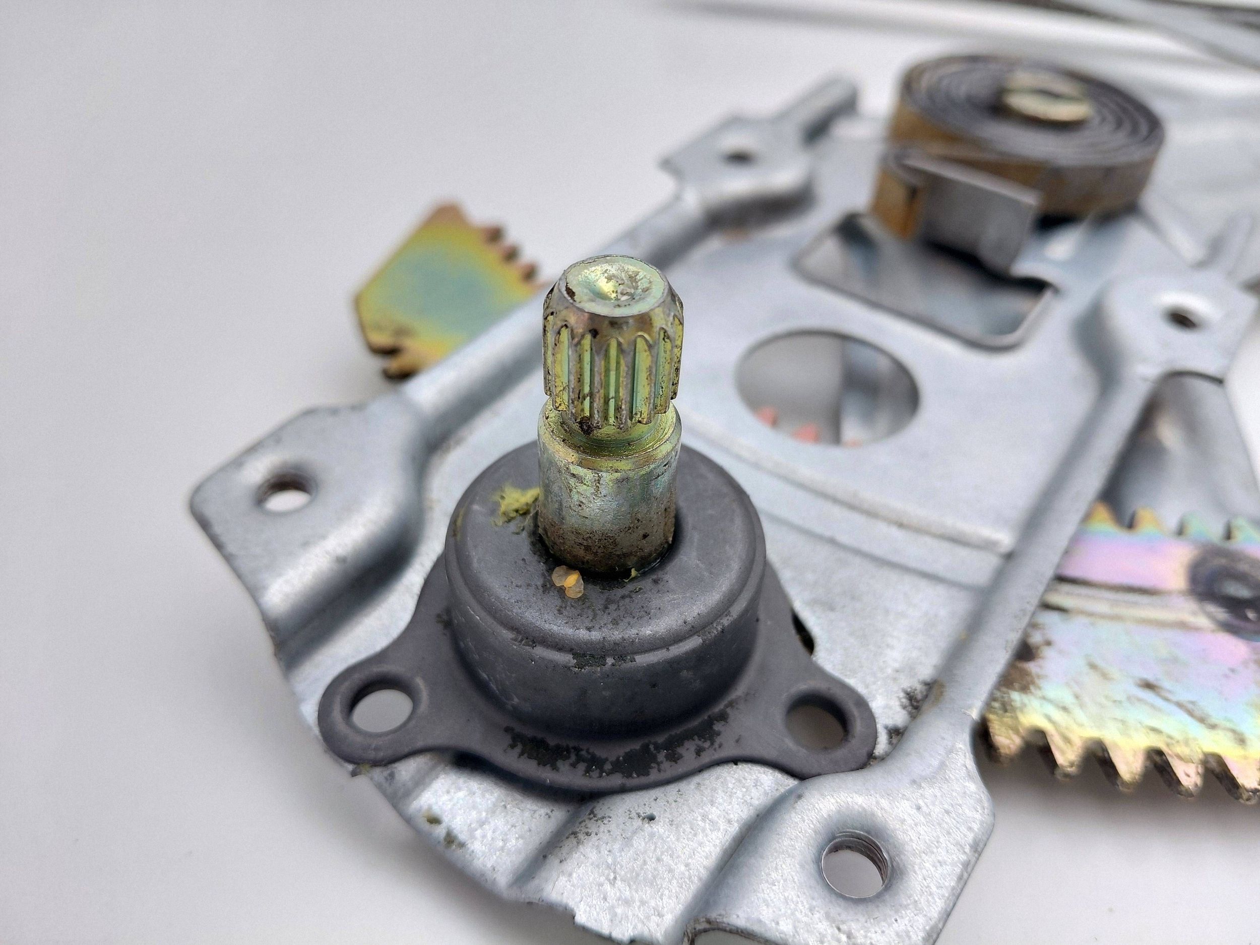 Fensterheber manuell links vorne Daihatsu Cuore NR400 OEM DRC121461 image 3