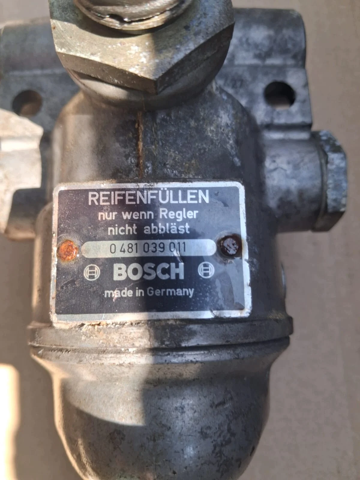 Pneumatic Brake Valve 0481039011 BOSCH Used