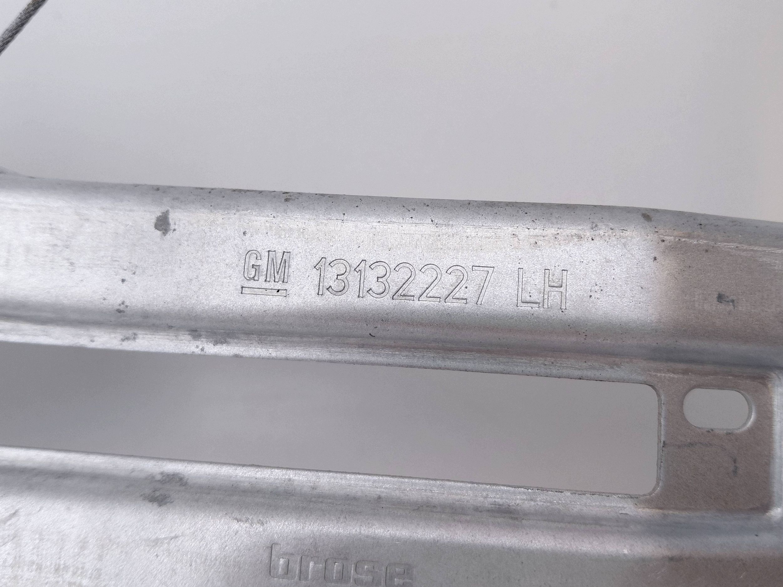 Manuaalinen ikkunannostin vasen taka Opel Zafira B