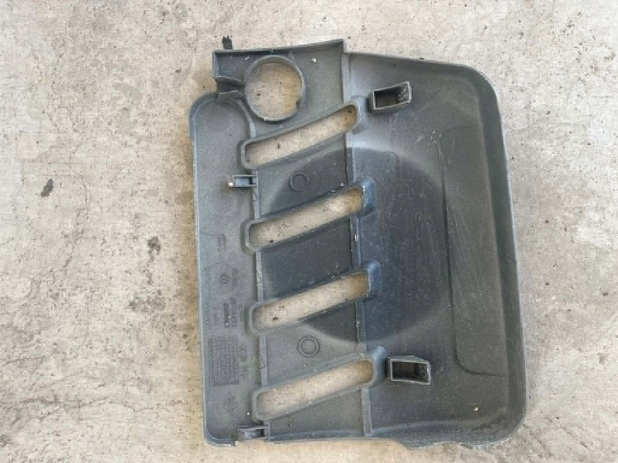 Moottorin yläsuojus 8200032611 Renault Laguna 2 II 1.8 16V 2001-