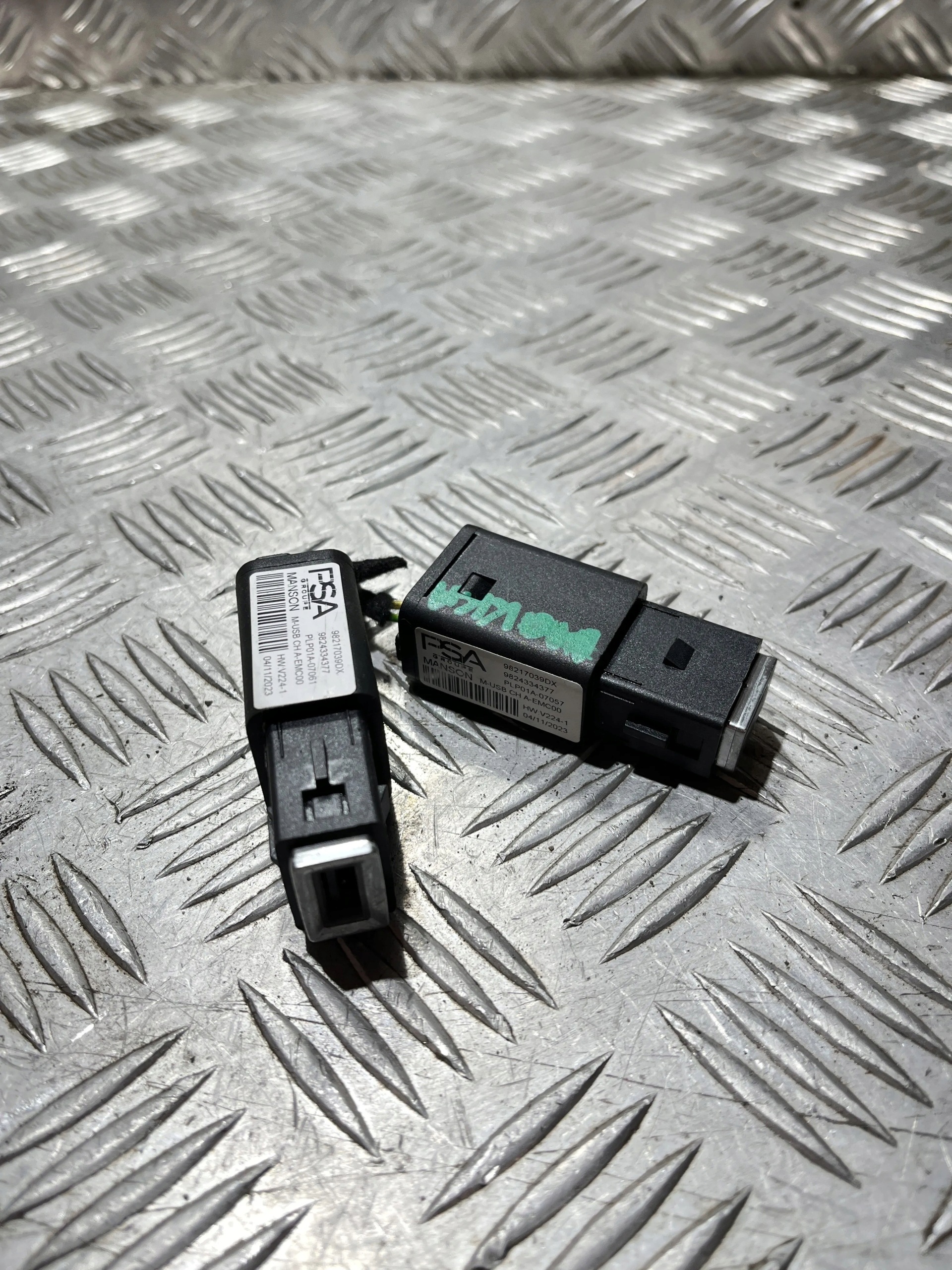 OPEL MOKKA-E USB-liitäntä 2023 käytetty