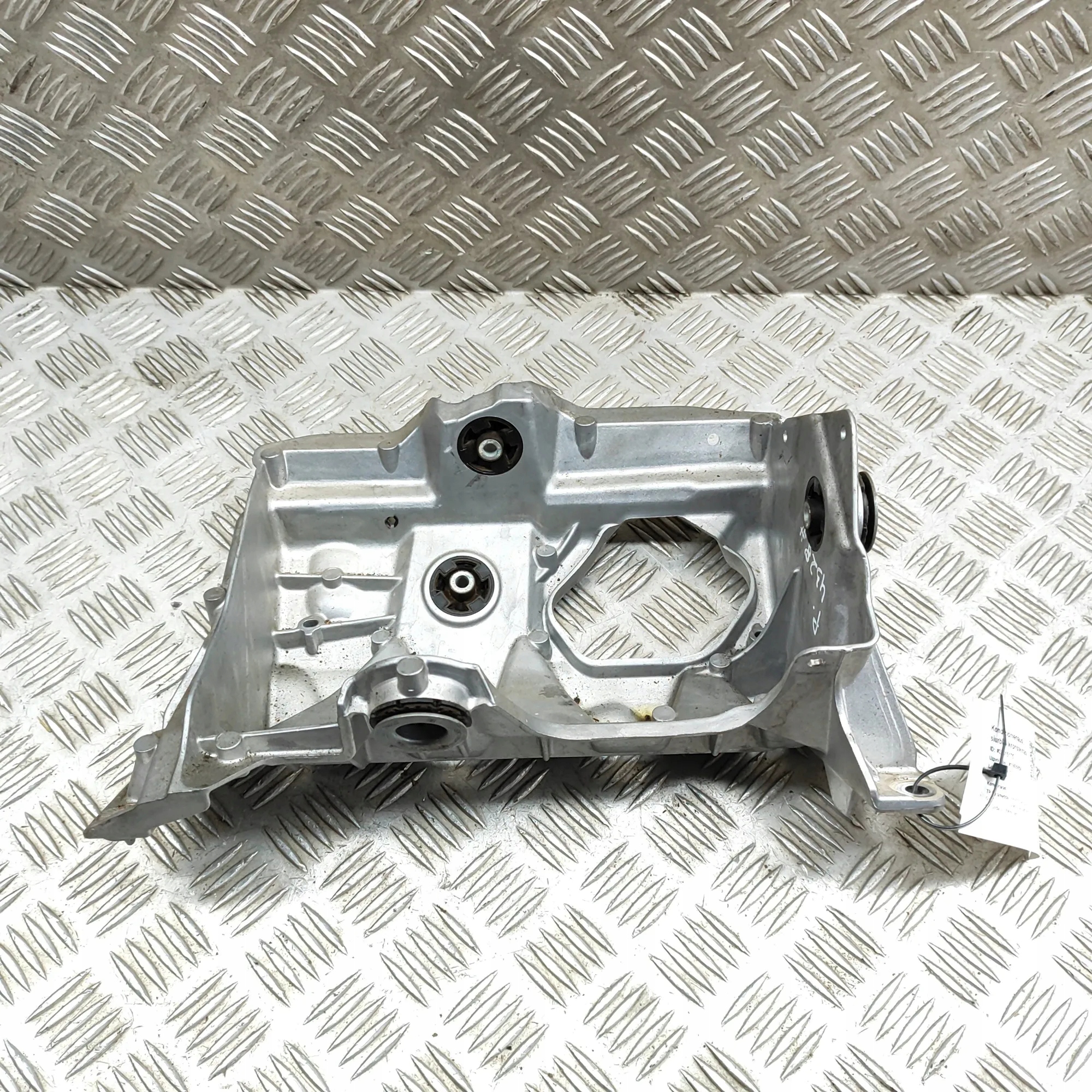 Ilmastointikompressorin kiinnike BMW i4 G26 9893881