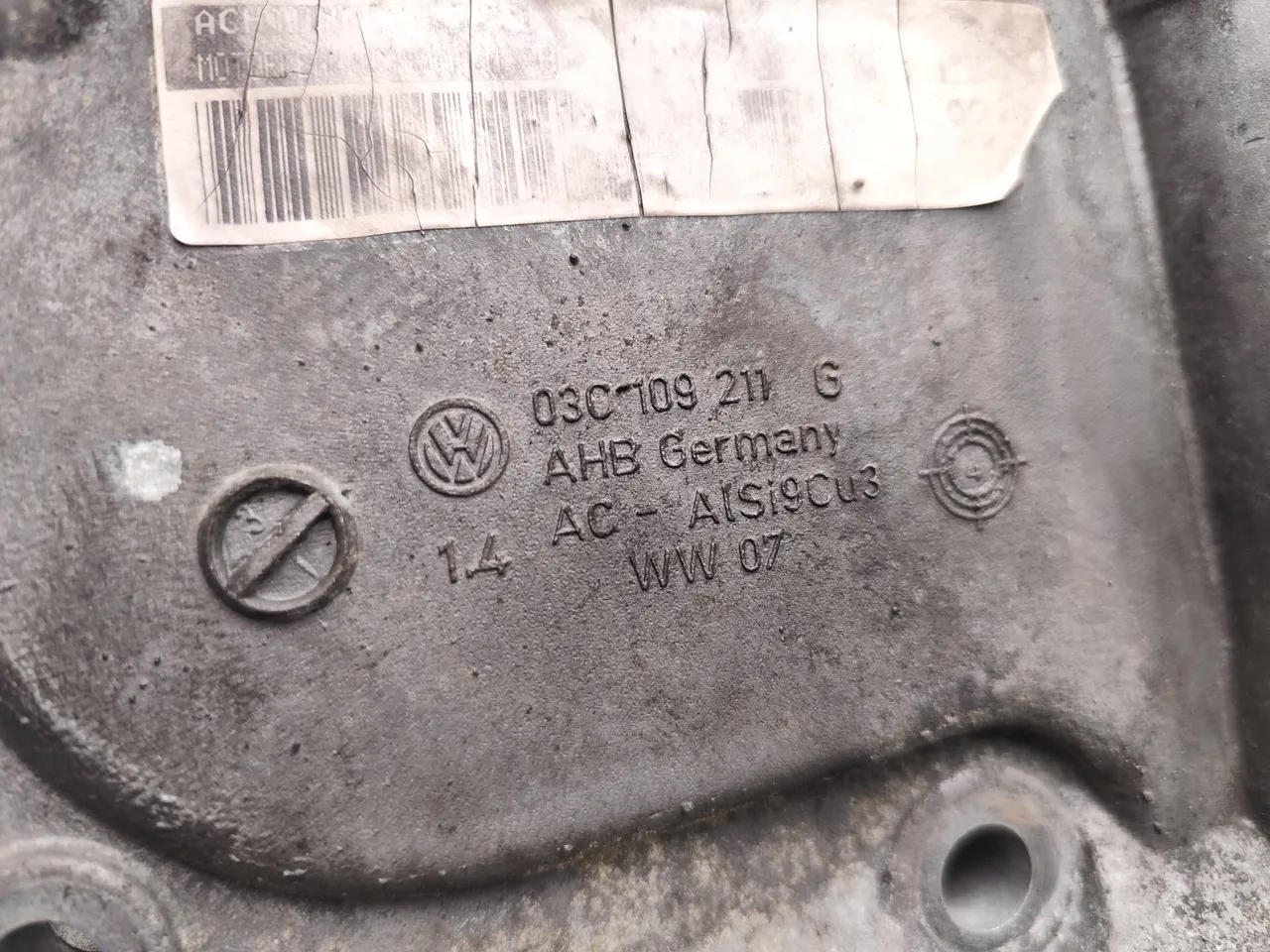 VW Golf 1.6 FSI Steuerkette Abdeckung 03C109211G image 7