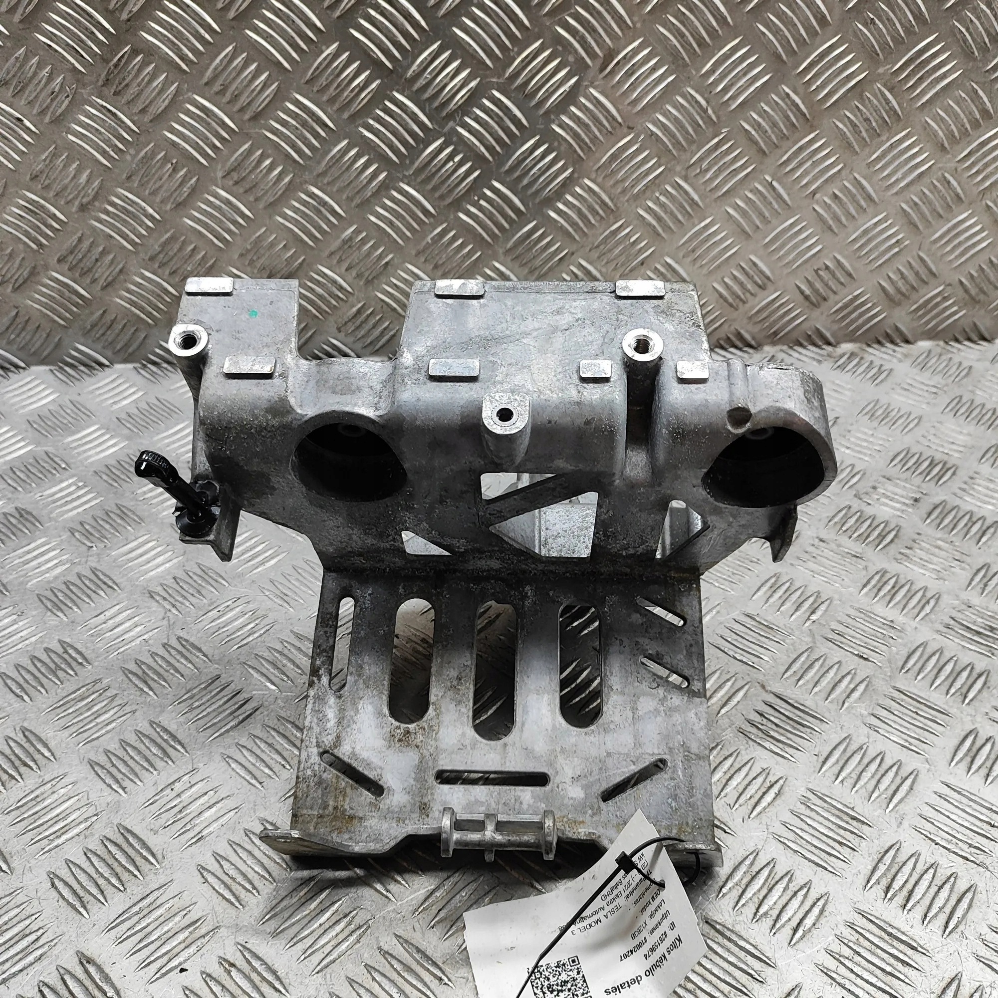 Support compresseur clim Tesla Model 3 150069600B image 4