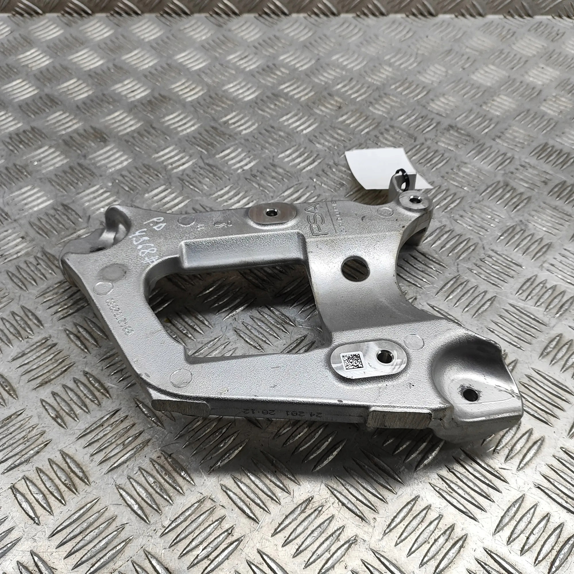 Support de fixation compresseur clim PEUGEOT 3008 III image 2