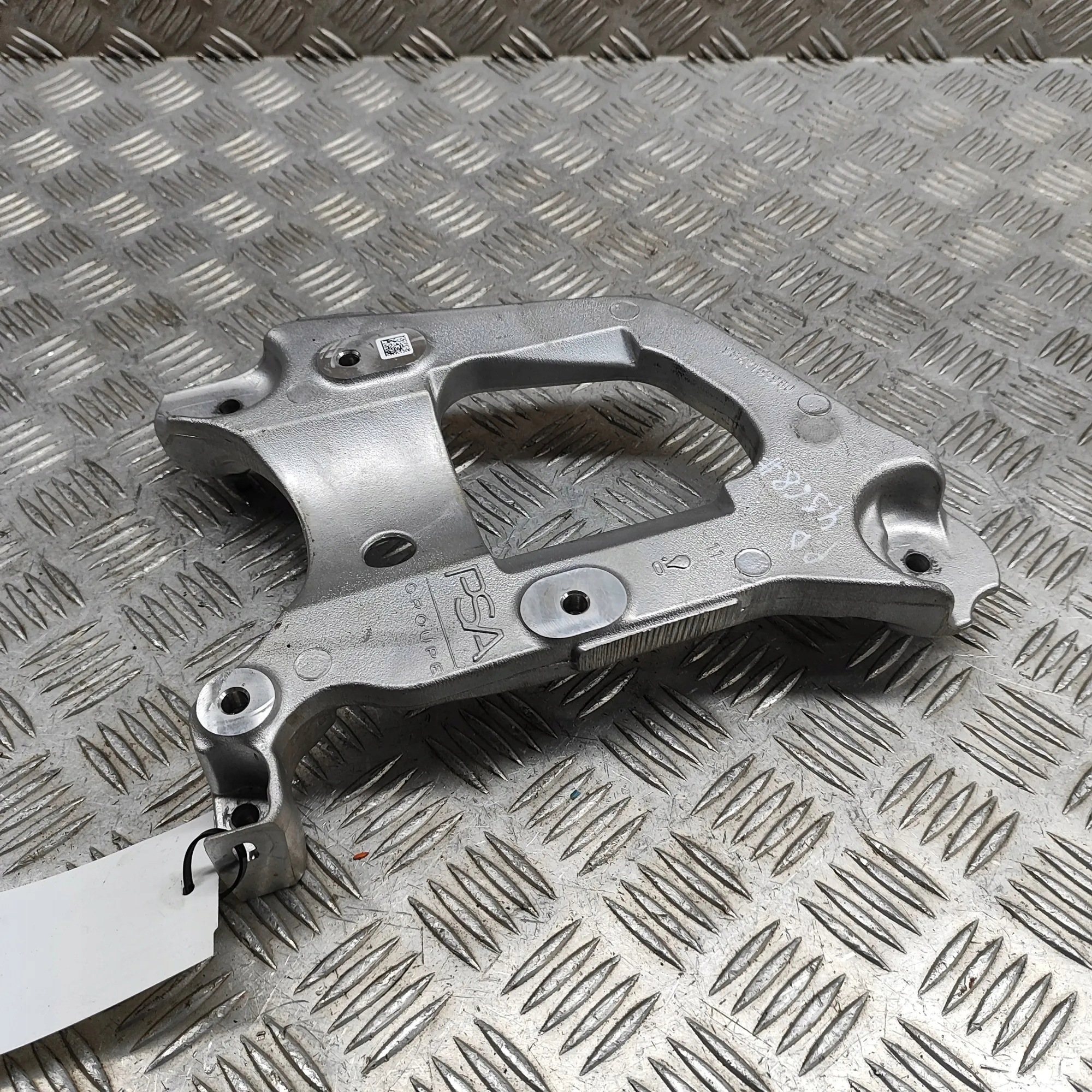 Support de fixation compresseur clim PEUGEOT 3008 III image 3