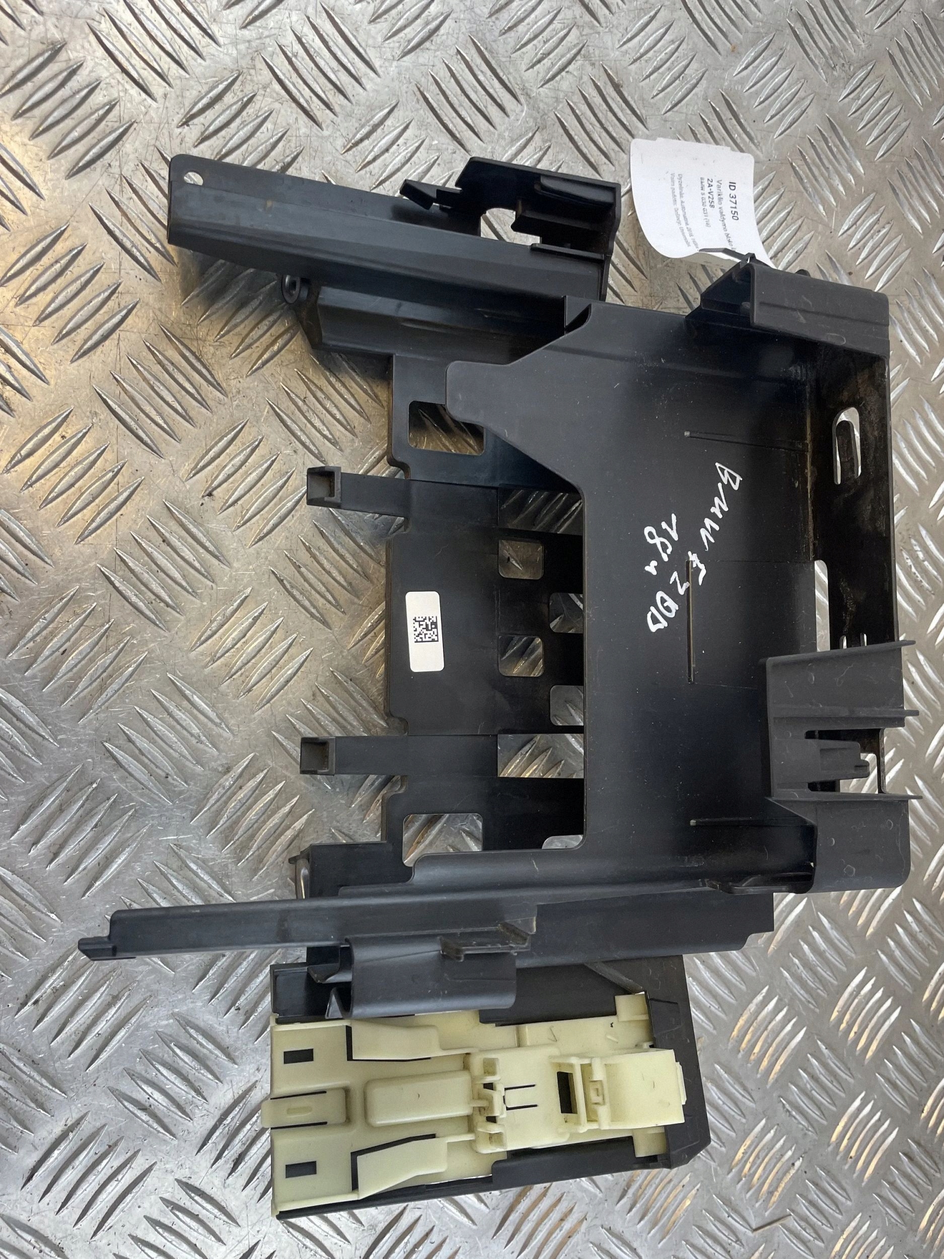 BMW 5 G30 G31 2017 Supporto ECU 8584651 image 4
