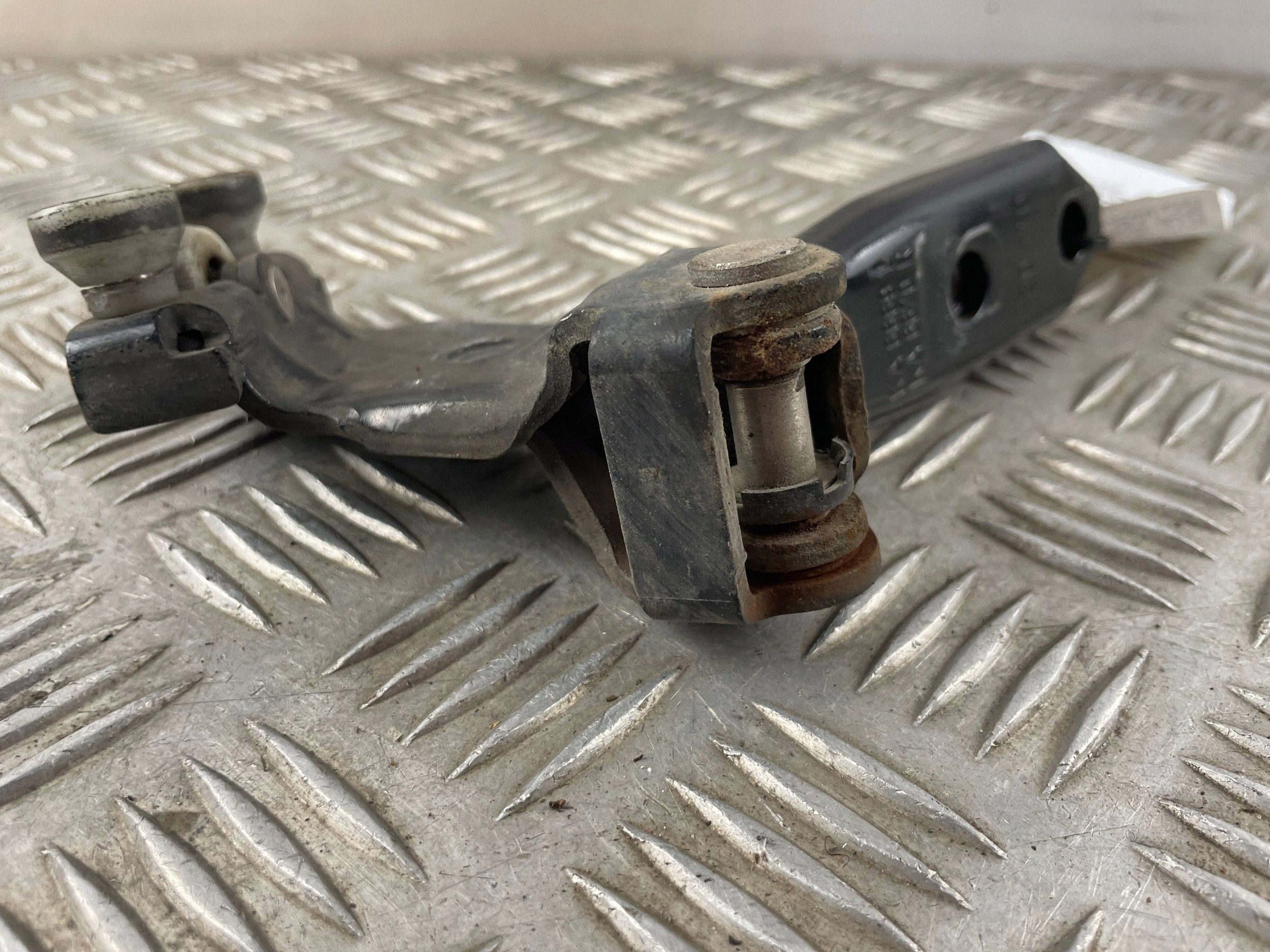 2011 VW Caddy Sliding Door Middle Guide Used image 4