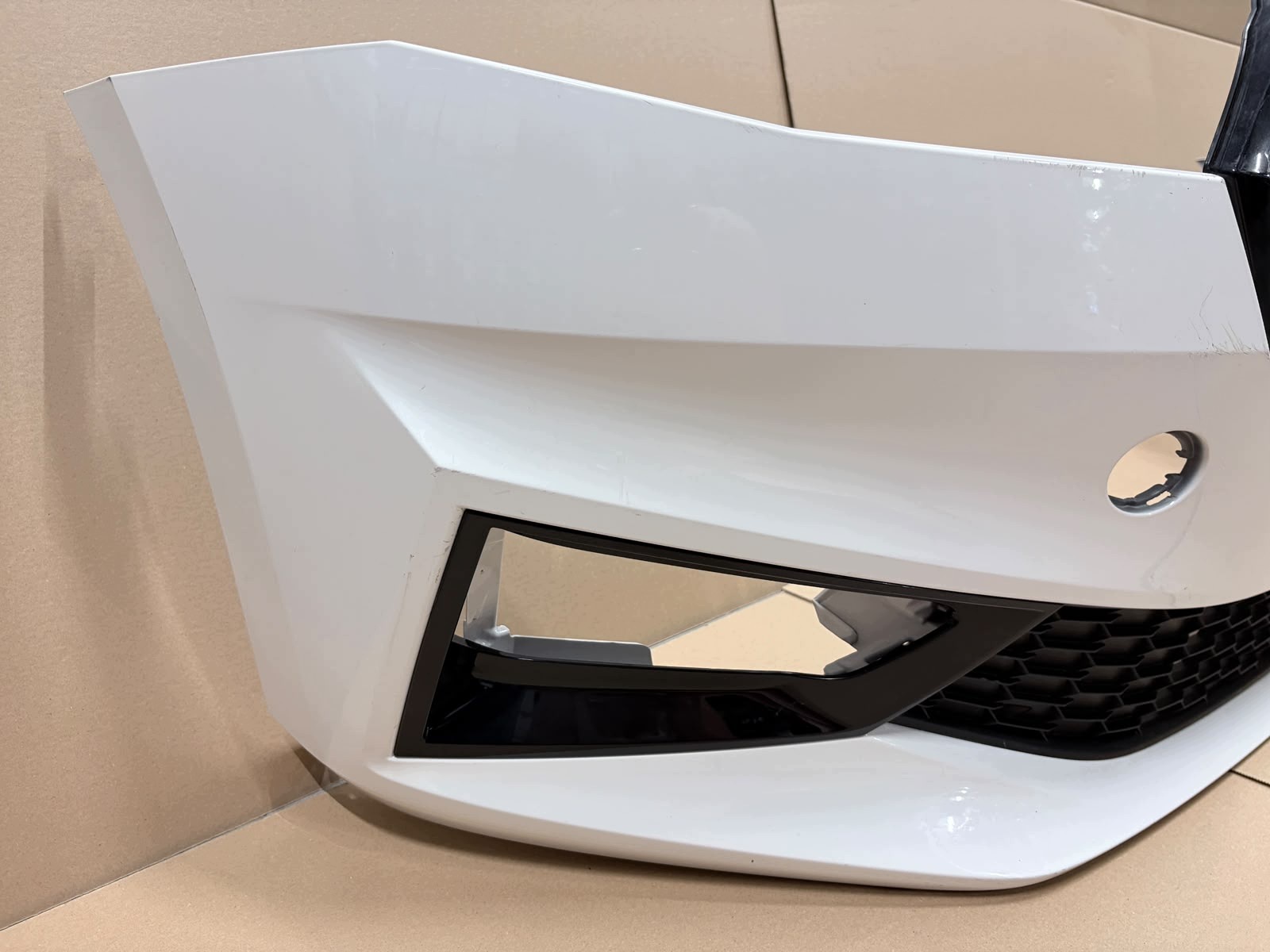 Etupuskuri Skoda Fabia IV 2021+ Valkoinen OEM P-ZE-06-58-OT