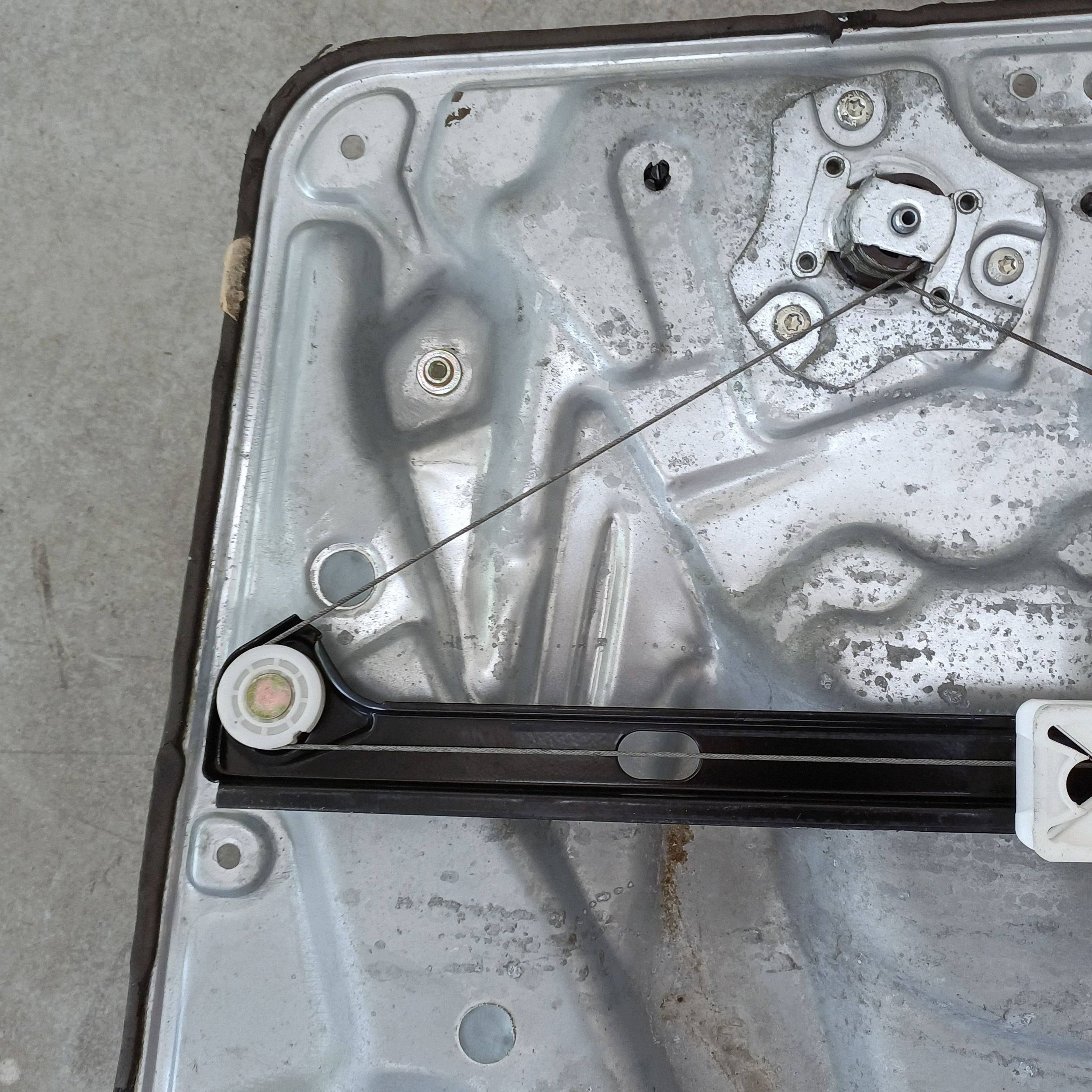 Lève-vitre manuel D VW Passat B5 Break image 7