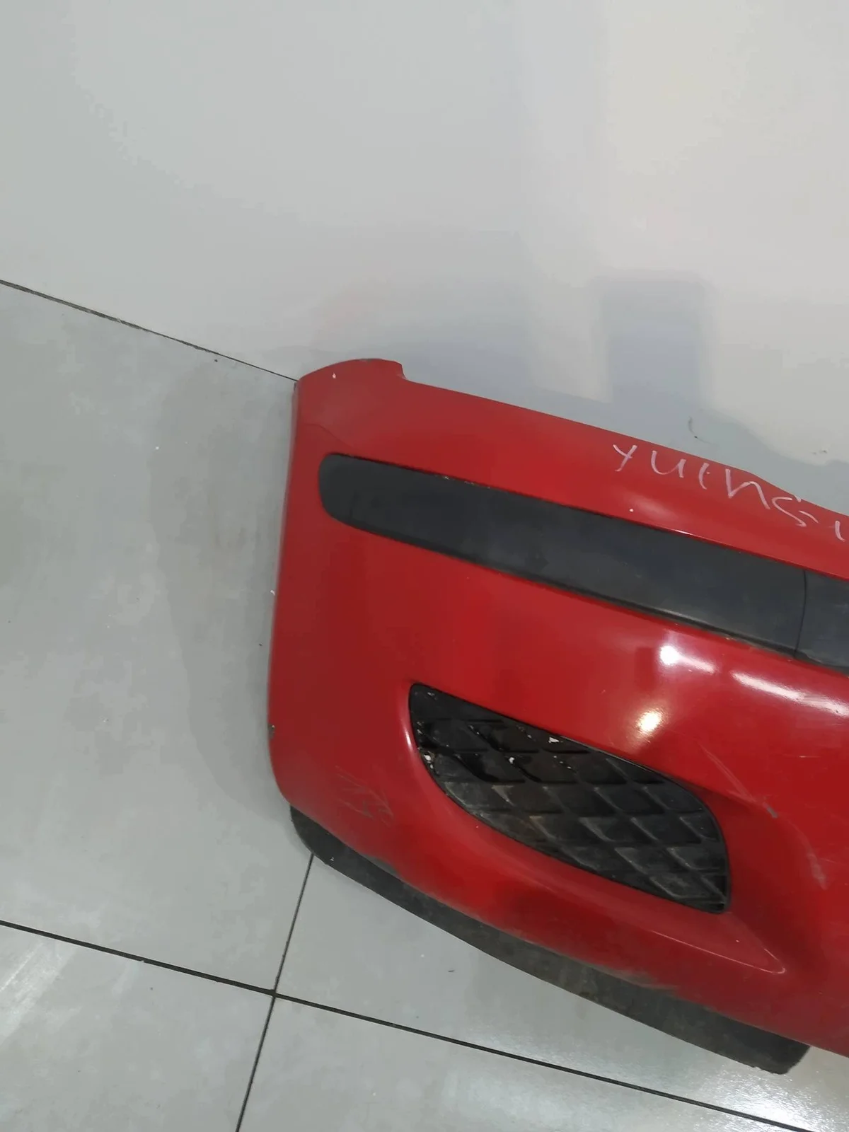 Etupuskuri punainen Toyota Yaris I image 3