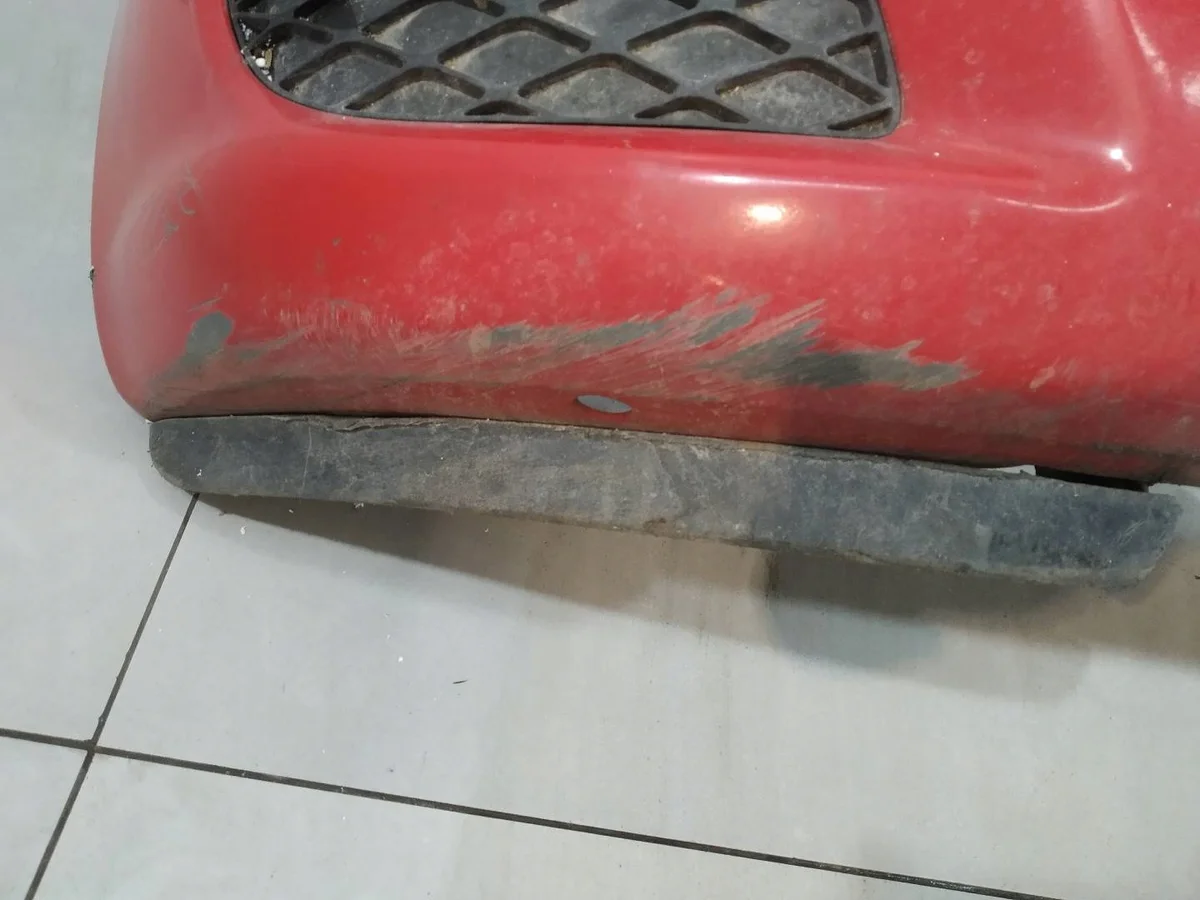 Etupuskuri punainen Toyota Yaris I image 5