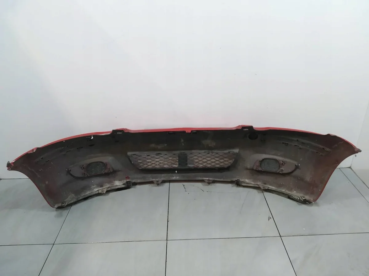 Etupuskuri punainen Toyota Yaris I image 9