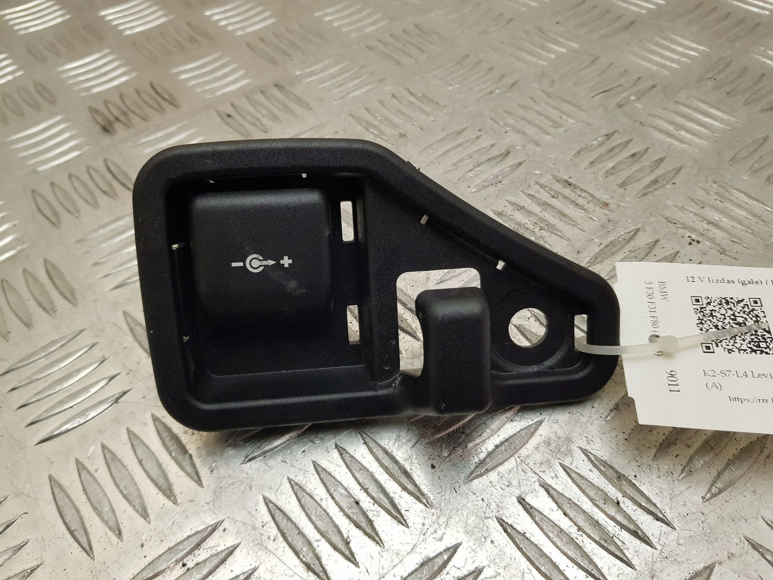 BMW 3 F30 F31 2018 12V Aansluiting achter image 2