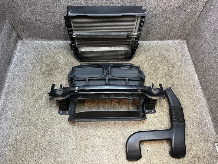 Vedenjäähdyttimen ja ilmastointilaitteen välijäähdytin säleikkö BMW X6 E71 40d 3.0d N57 306 hv