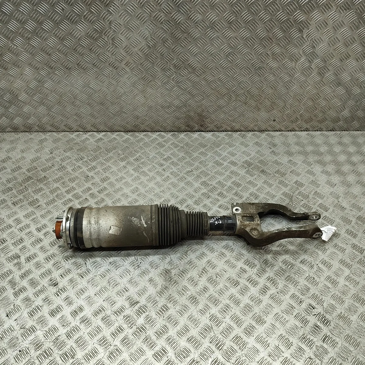Luftfjädring fram vänster Land Rover JK6M3C286AD