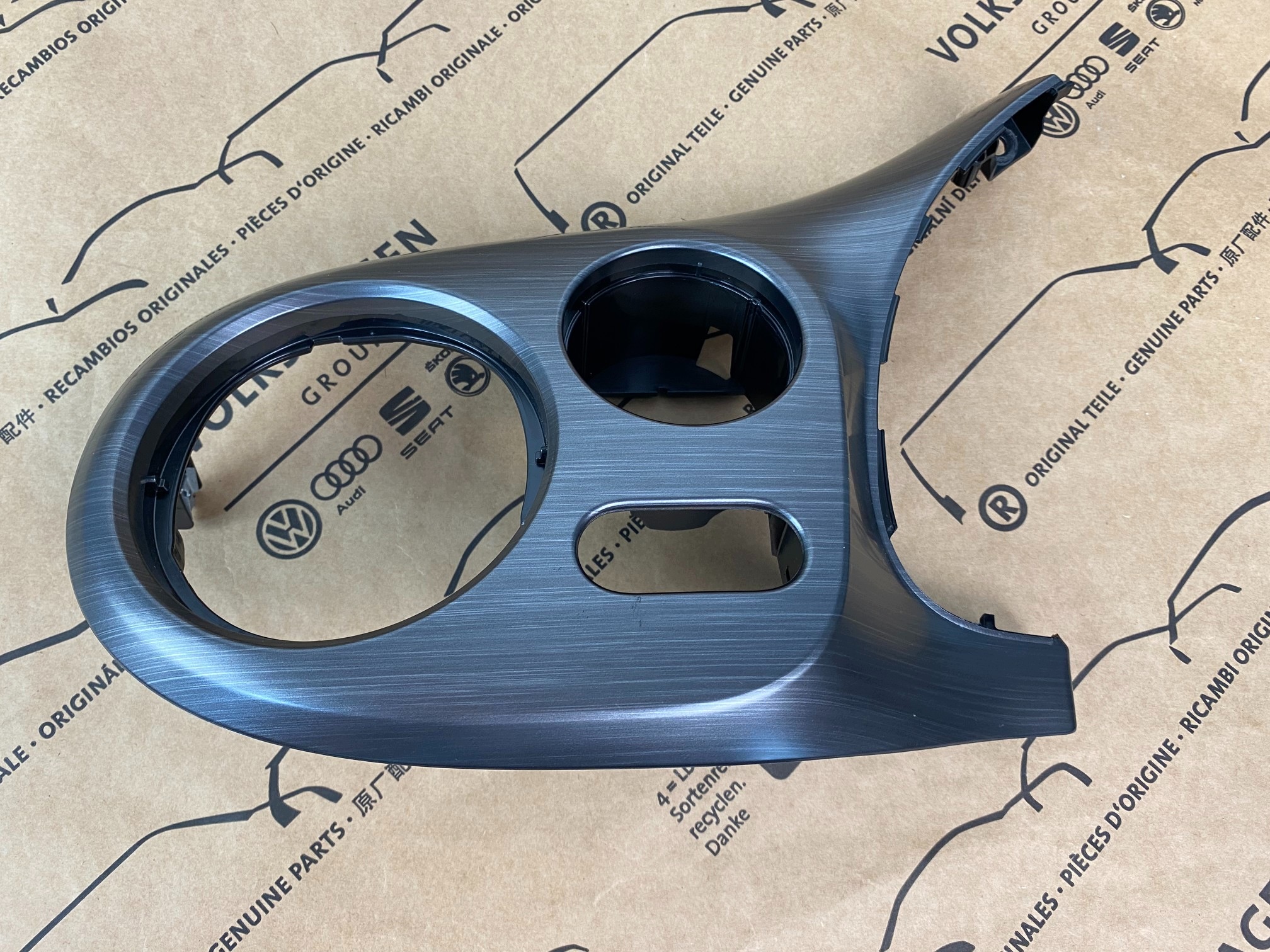 VW Beetle 5C konsolin koristelista OEM 5C1858365A image 2