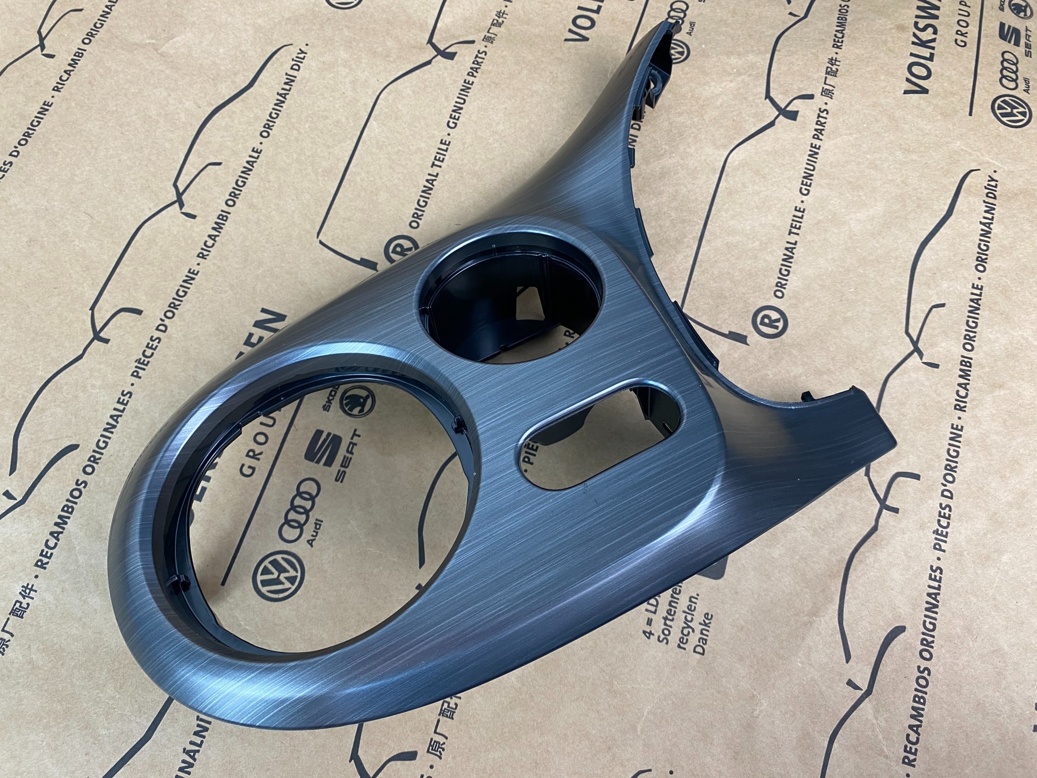 VW Beetle 5C konsolin koristelista OEM 5C1858365A image 3