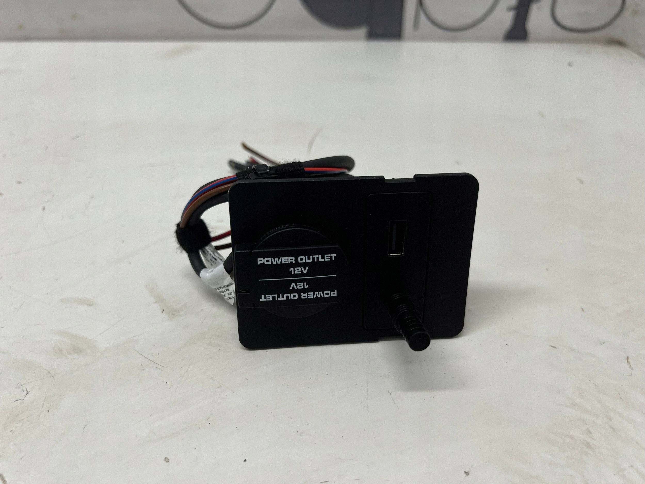 Porsche 911 991 12V-uttag (fram) 99155260100 image 2