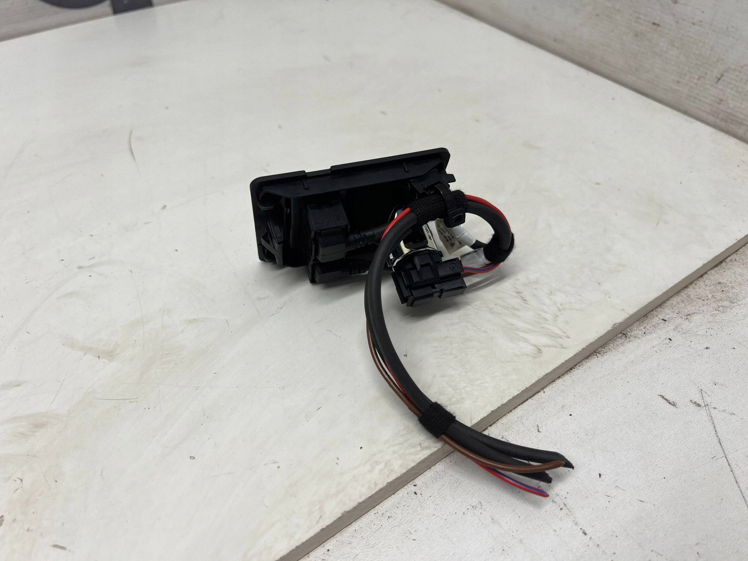 Porsche 911 991 12V-uttag (fram) 99155260100 image 4