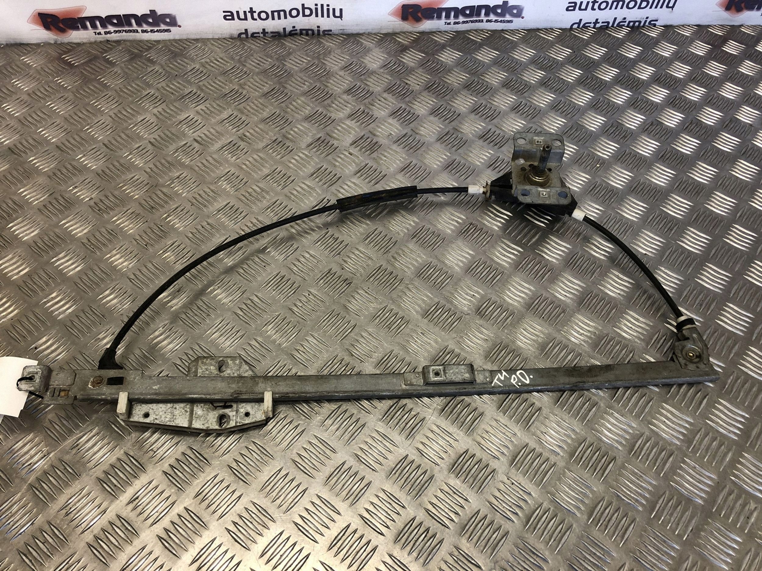 Manual Front Door Window Regulator 701837502 image 2