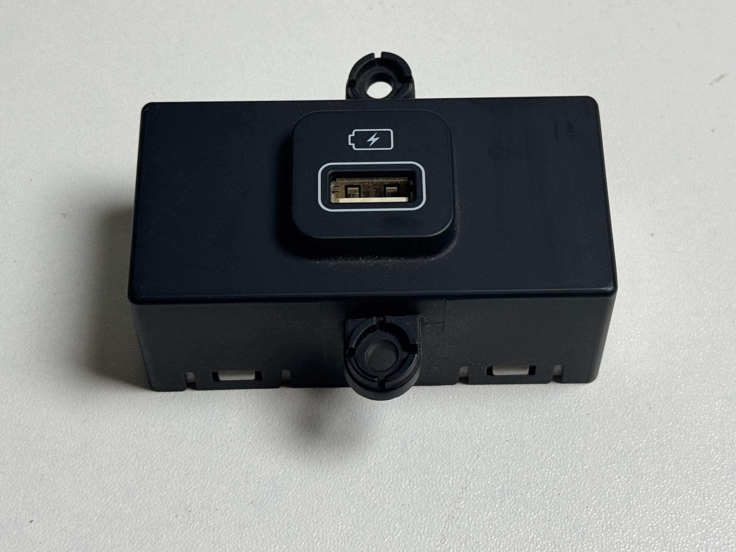 Hyundai Santa Fe IV USB-pistorasia 96125-CL000