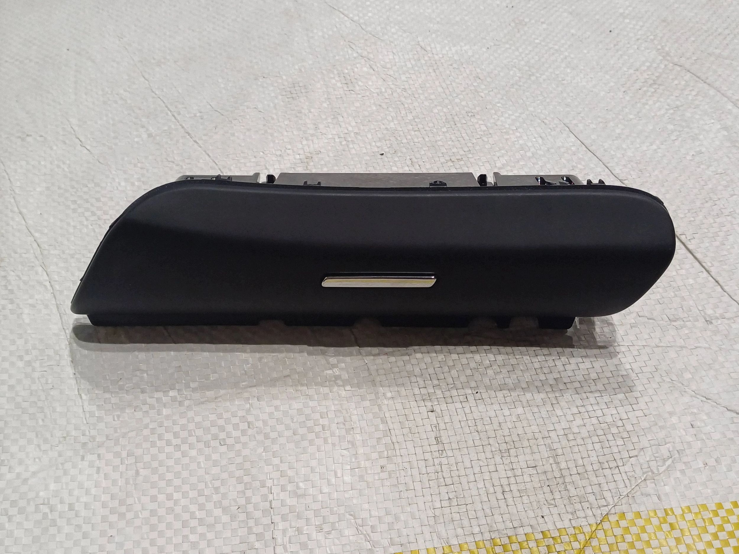 Tuhkakuppi takana Porsche Cayenne (92A) 7P5867317