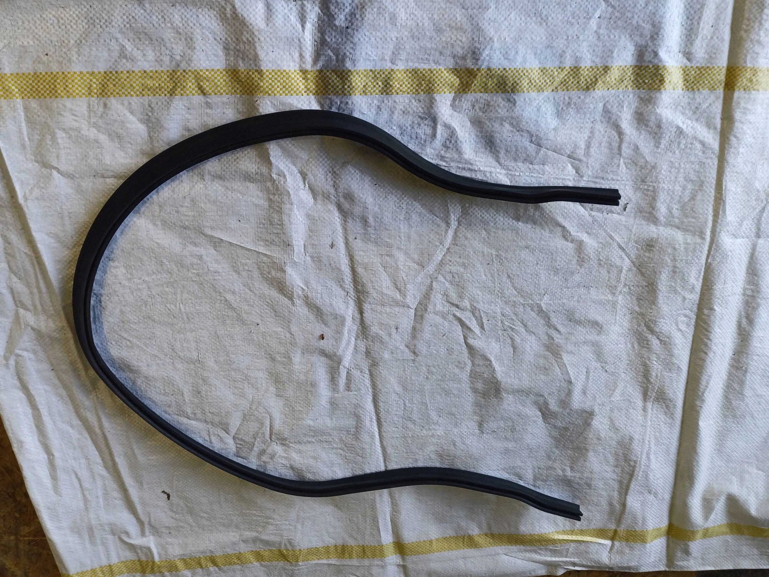 Joint de capot VW Passat B8 3G0823723 image 2