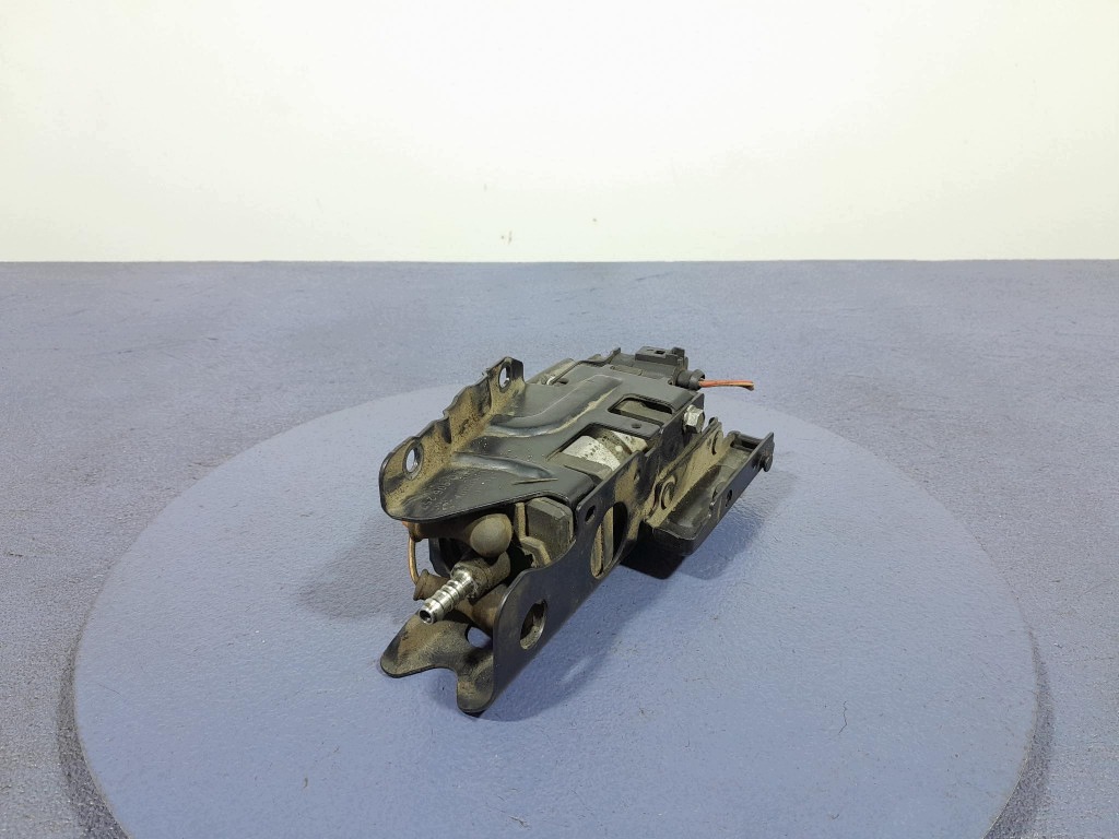 VW Passat B6 Lift 2.0 TDI 170 hv Polttoainepumppu 1K0906089A