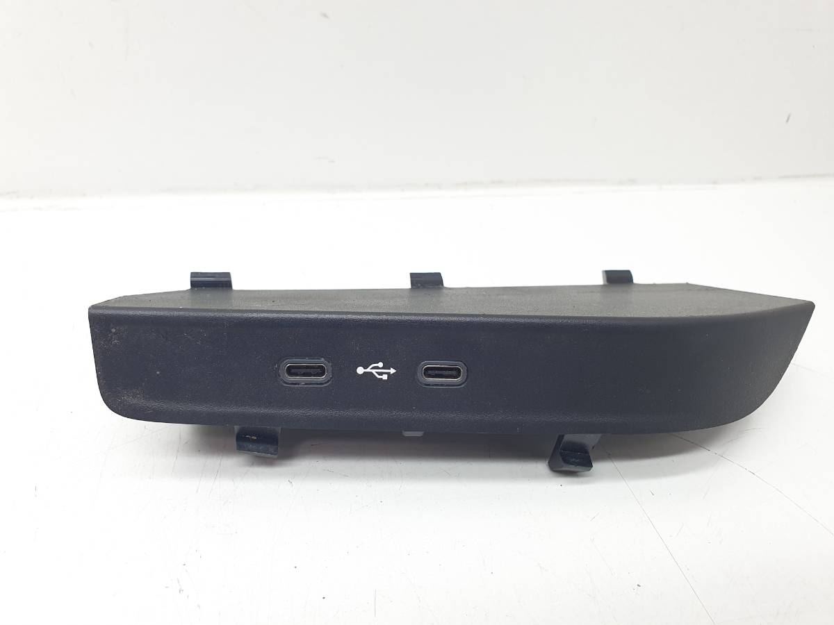Tomada USB-C Skoda Kamiq Scala 657035736 655035727 image 2