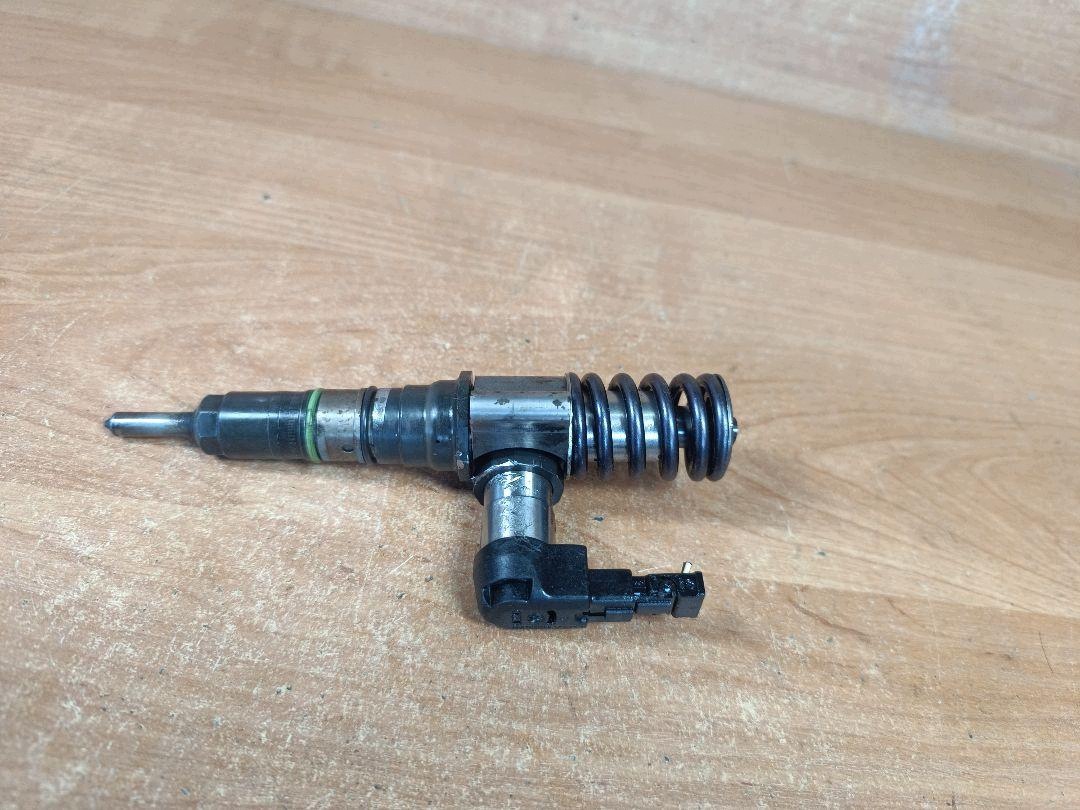 Inyector VW Passat B6 2.0 TDI 170CV 03G130073M image 2