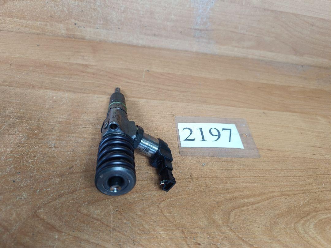 Inyector VW Passat B6 2.0 TDI 170CV 03G130073M image 3