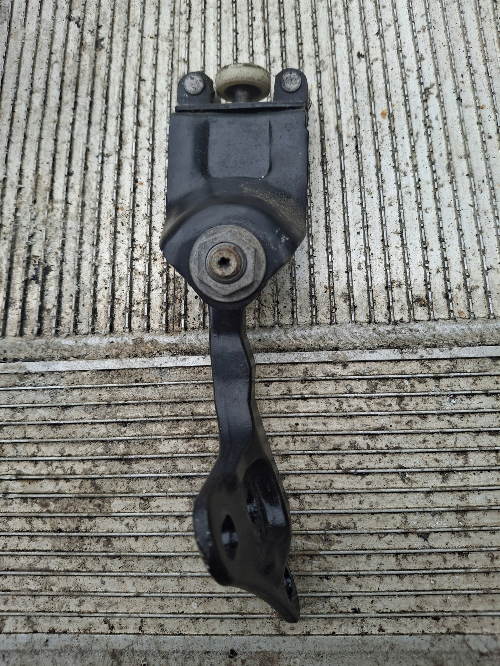Ford BK31-V25028AC Sliding Door Roller Guide image 4