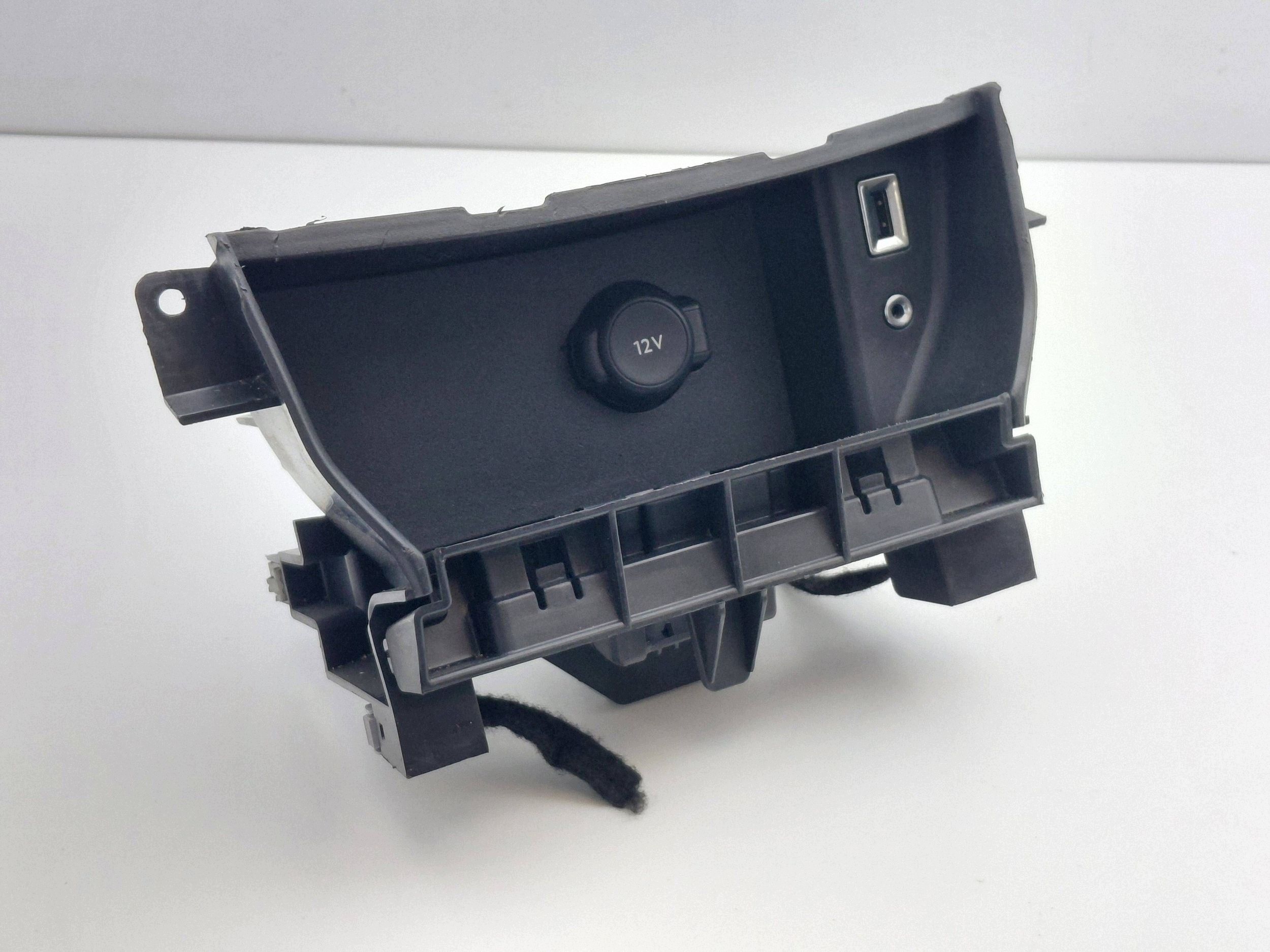 12V USB AUX -sovitin, Peugeot 308 II T9 SW image 2