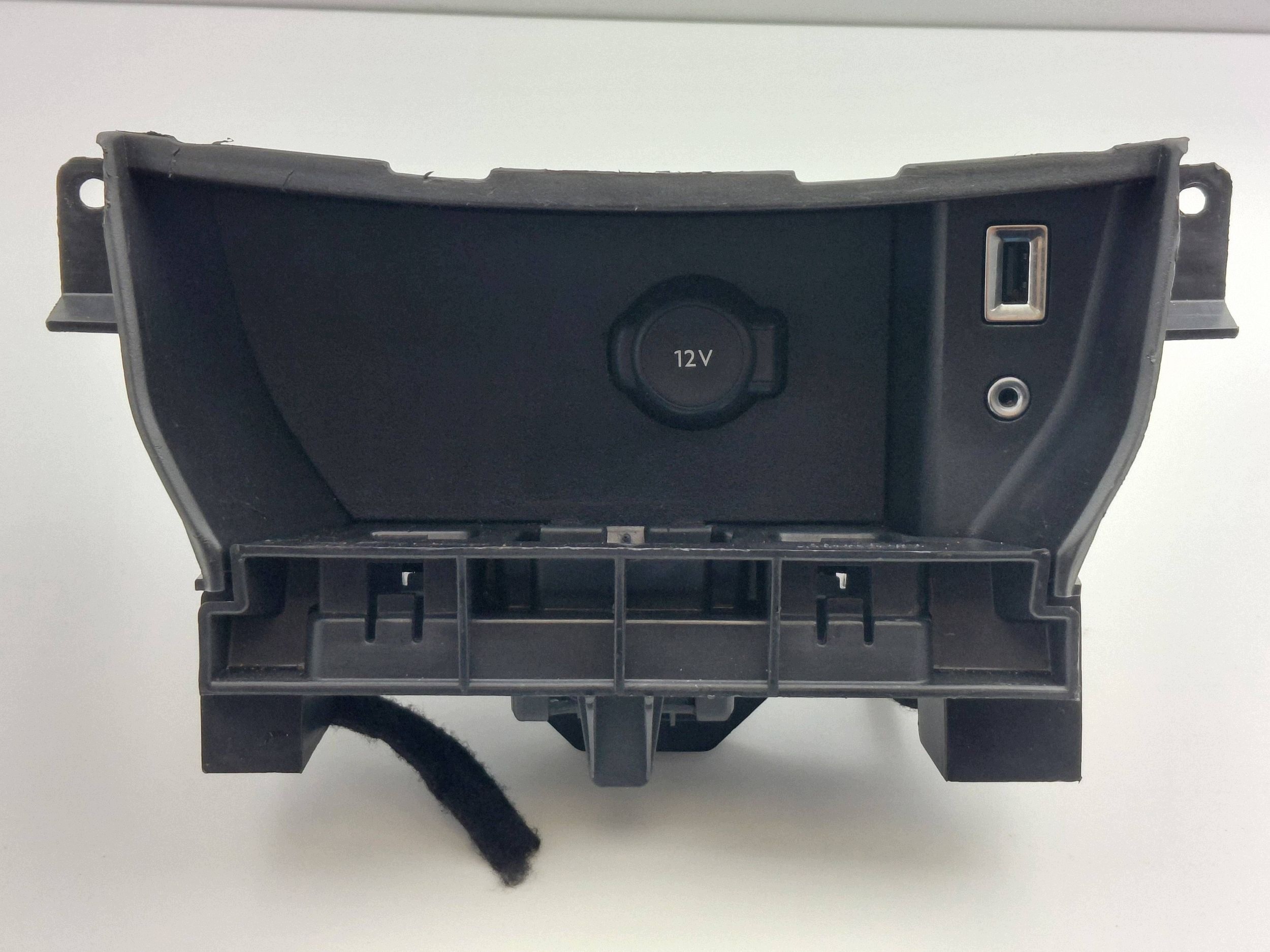 12V USB AUX -sovitin, Peugeot 308 II T9 SW