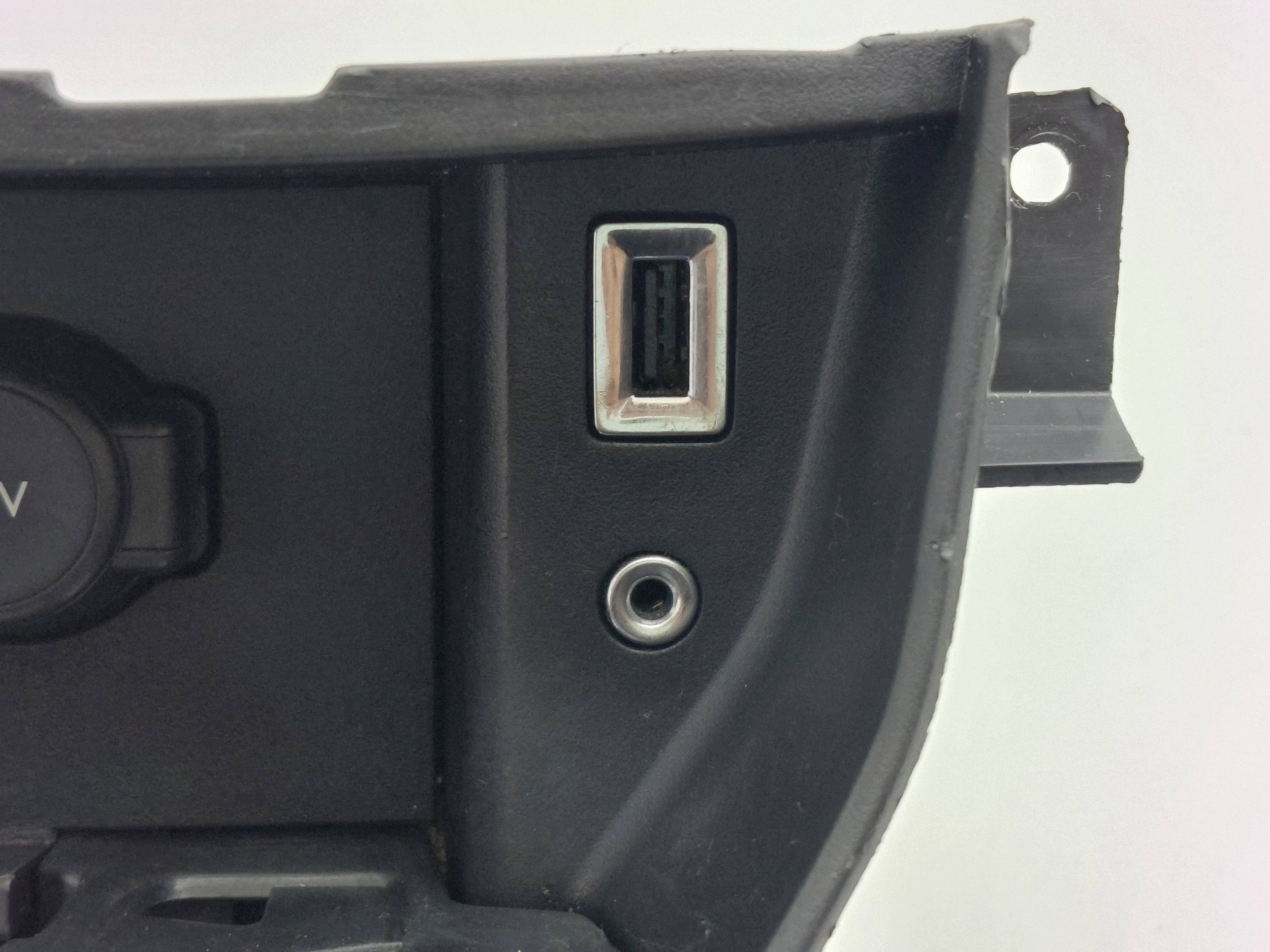 12V USB AUX -sovitin, Peugeot 308 II T9 SW image 3