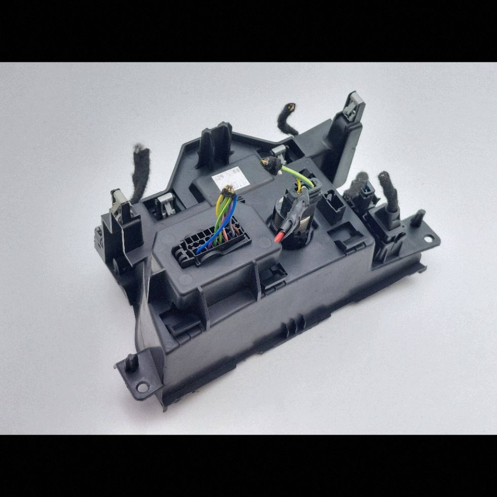 12V USB AUX -sovitin, Peugeot 308 II T9 SW image 5