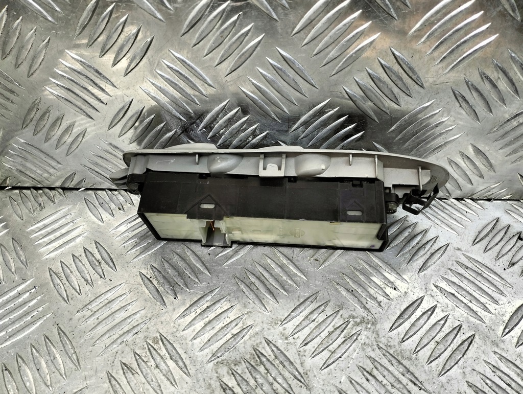 Interruptor de elevalunas Nissan Almera Tino usado image 3